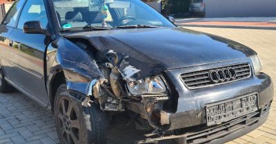 Nietrzeźwy, kierując Audi uderzył w latarnię, zaparkowany samochód i uciekł. Zatrzymali go policjanci z patrolówki